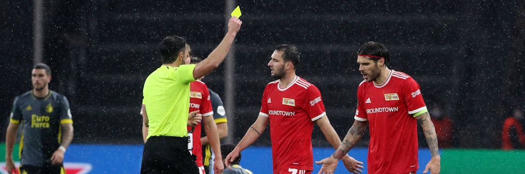 Der polnische Schiedsrichter Daniel Stefanski zeigt Christopher Trimmel (r.) erst Gelb und dann Rot. Levin Öztunali (M.) versucht vergeblich, ihn davon abzubringen.