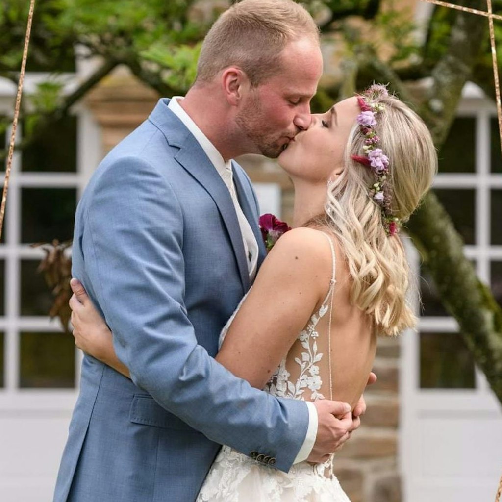 Nach ihrer Hochzeit auf den ersten Blick können Selina und Michael kaum die Finger voneinander lassen.