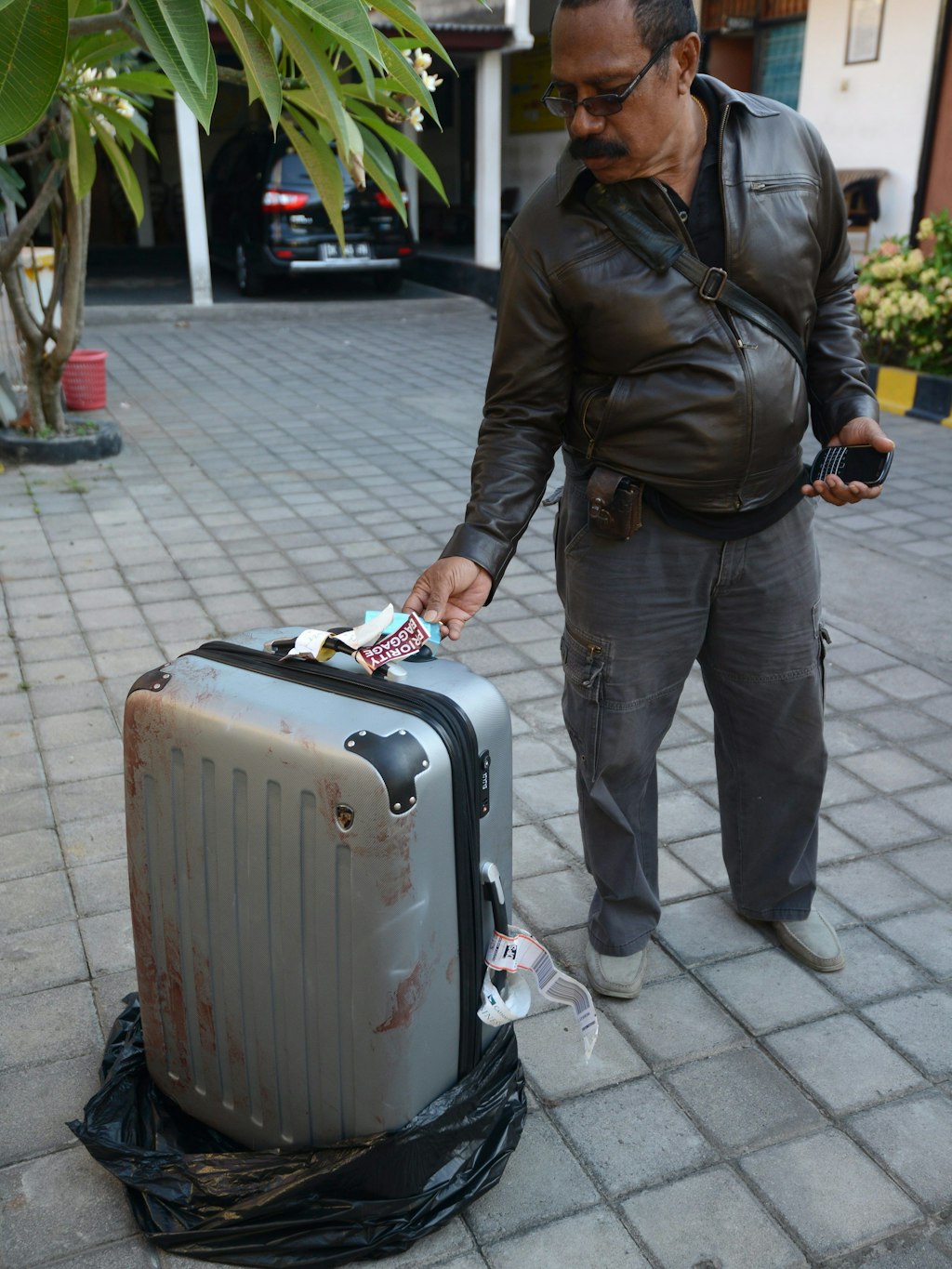 In diesem blutverschmierten Koffer hatten Polizisten auf Bali die Leiche der US-Touristin Sheila von Wiese Mack (†62) aus Chicago entdeckt.