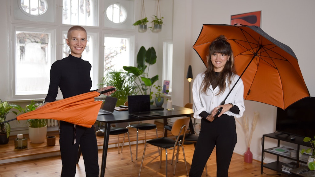 Im Neuköllner Homeoffice arbeiten Larissa Hunekohl und Ramona Hartmann an ihrem Produkt. Ein Schirm hat bis zu 300 Einzelteile. Alle müssen perfekt sein.<br><br>