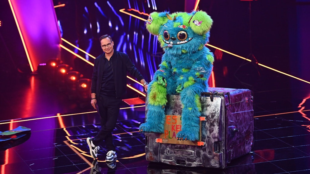 Das Müll-Monster Mülli Müller mit „Masked Singer“-Moderator Matthias Opdenhövel.