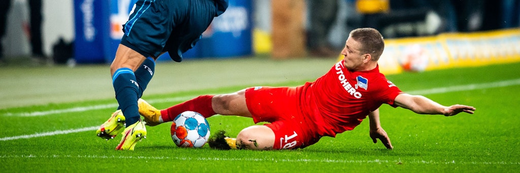 Santiago Ascacibar bei seiner Lieblingsdisziplin - Grätschen! Herthas Argentinier kann gegen Leverkusen auf dem Holperrasen zum "Matschwinner" werden.