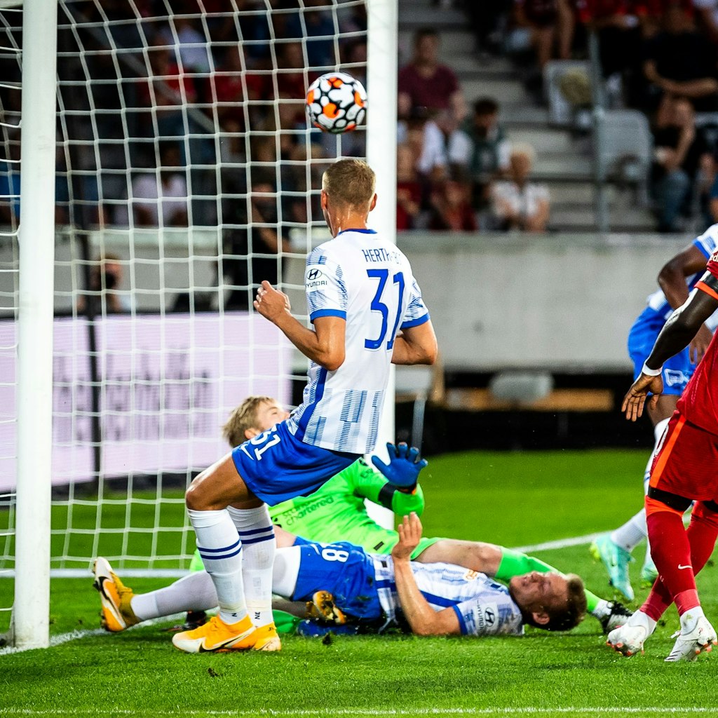 Ascacibar trifft und wird getroffen. Beim 4:3-Test gegen LIverpool erwischte ihn Keeper Kelleher am Kopf.
