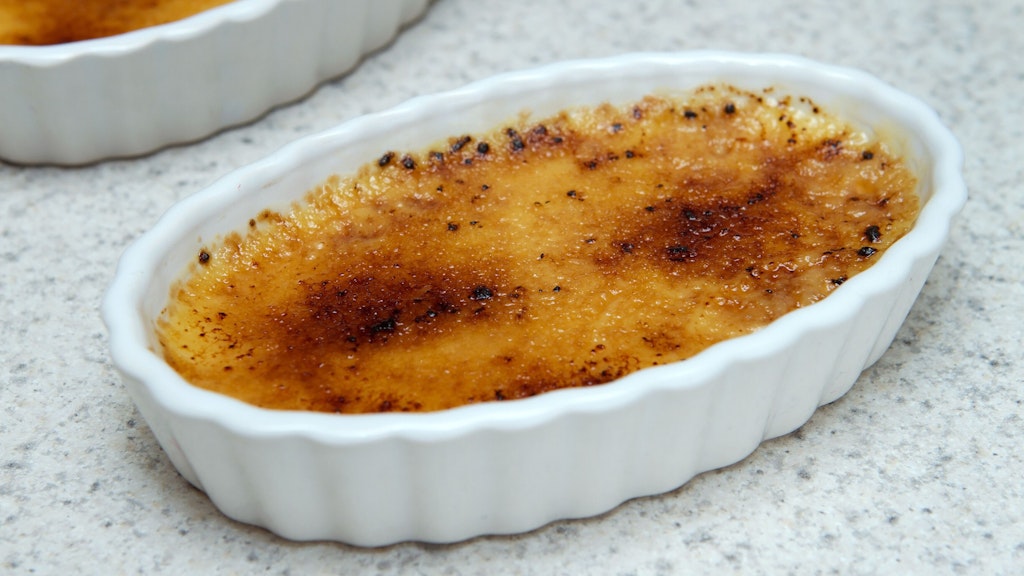 Creme Brûlée kann auch in größeren Formen zubereitet werden.
