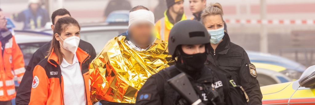 Nach der Festnahme: Im ICE soll der Mann auf Passagiere mit dem Messer losgegangen sein. 