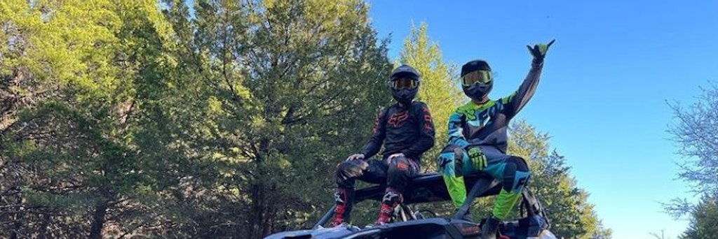 Mick Schumacher beim Quadfahren mit Alpine-Kollege Esteban Ocon an der Baja California Sur. Spaß muss auch mal sein. <br>
