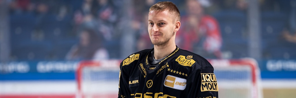 Manuel Wiederer schmunzelt, gibt sein Comeback im Nationalteam. Bundestrainer Toni Söderholm hält viel von ihm als Unterzahlspieler.