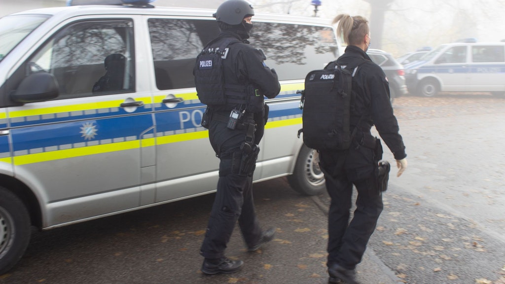 Polizisten am Einsatzort in Seubersdorf im Landkreis Neumarkt in der Oberpfalz