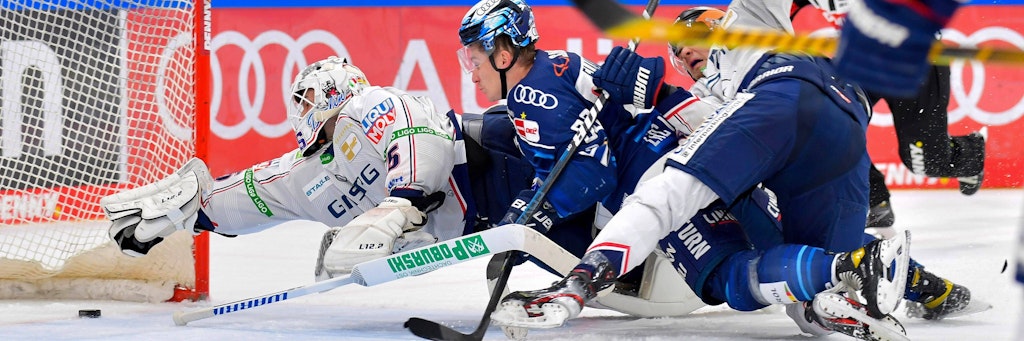Eisbären-Goalie Mathias Niederberger streckt sich vergeblich, dann das 1:2 in Ingolstadt durch Jerome Flaake nicht verhindern.