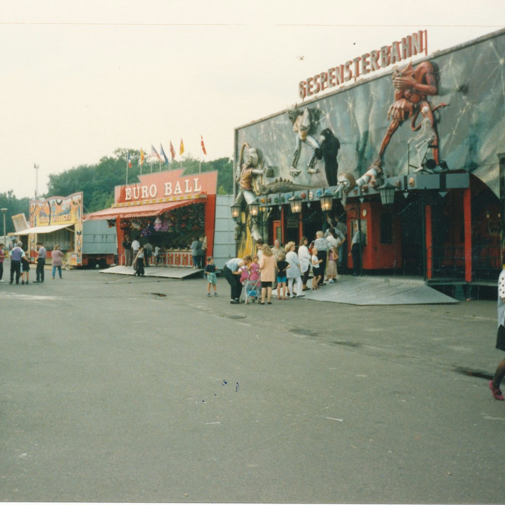 Die alte Gespensterbahn stand früher im Spreepark und wurde schon als Filmkulisse genutzt. 