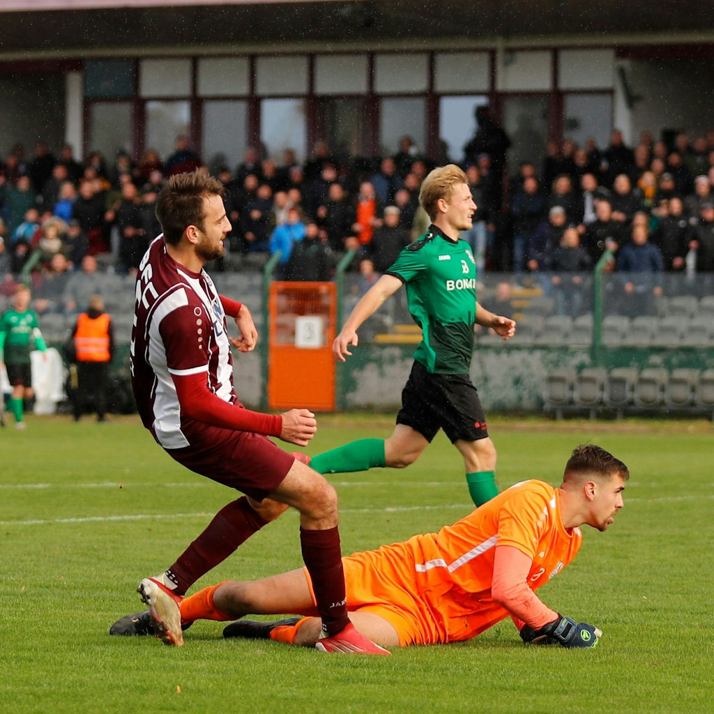 Christian Beck umkurvt Fürstenwaldes Keeper Miguel da Silva und sichert dem BFC mit dem 5:2 endgültig drei Punkte.