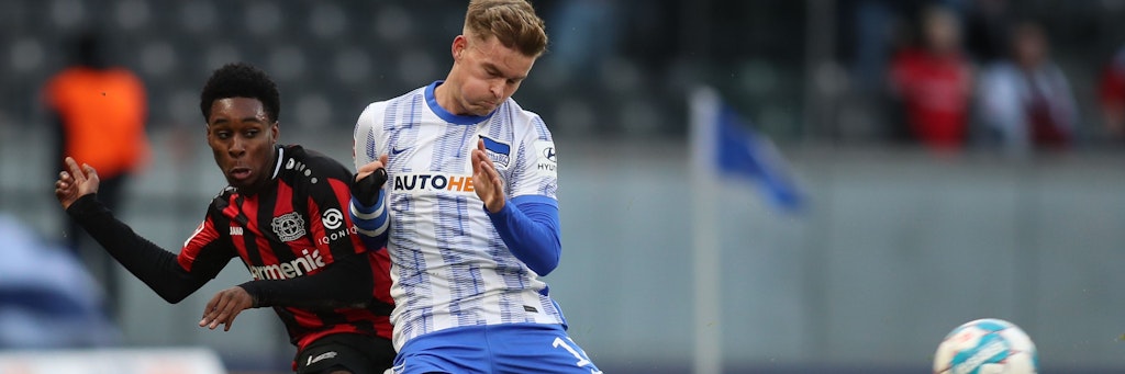 Herthas Maxi Mittelstädt (r.) im Duell mit Leverkusens Jeremie Frimpong. 