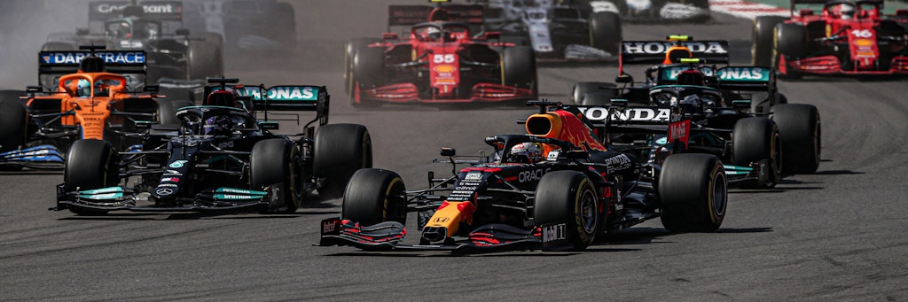 Max Verstappen (r.) schnappt sich am Start die beiden Mercedes und fährt dann ein souveränes Rennen. 