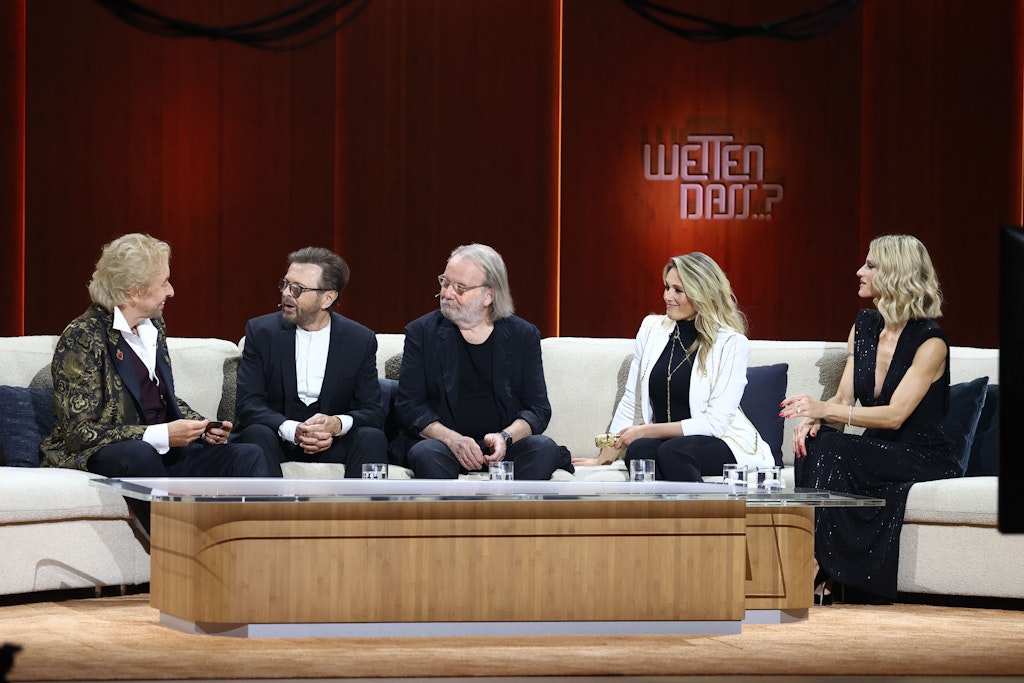 Weltstars auf der Couch von "Wetten, dass..?": Thomas Gottschalk mit mit Björn Ulvaeus und Benny Andersson von Abba. 