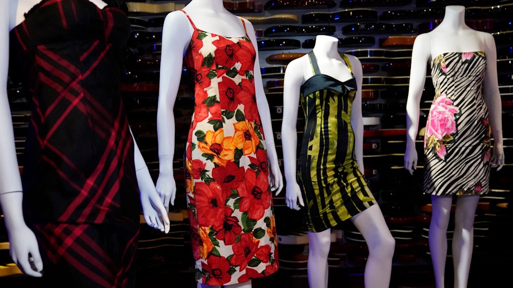 Diese sind einige der Kleider und Erinnerungsstücke von Amy Winehouse, die jetzt bei Julien's Auctions in New York unter den Hammer kamen. 