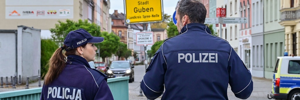 Julita Cholewińska und Holger Welkisch auf dem Weg von Gubin nach Guben. 