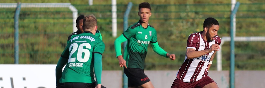 Dynamos Darryl Geurts (r.) erzielte gegen seinen Ex-Klub Fürstenwalde seinen fünften Saisontreffer.