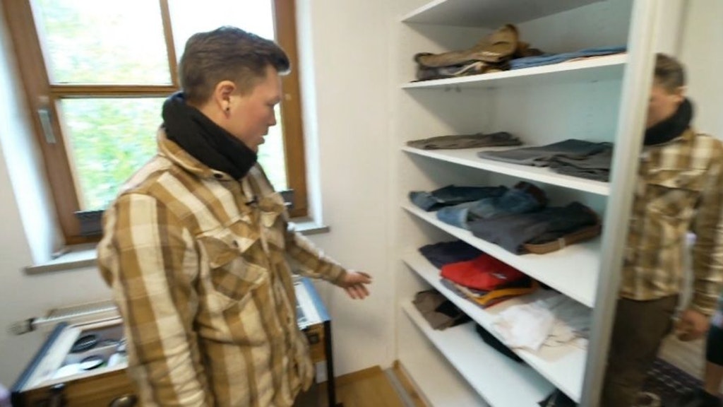 Der begehbare Kleiderschrank im Haus von „Bauer sucht Frau“-Kandidat Peter ist der Traum aller Frauen.