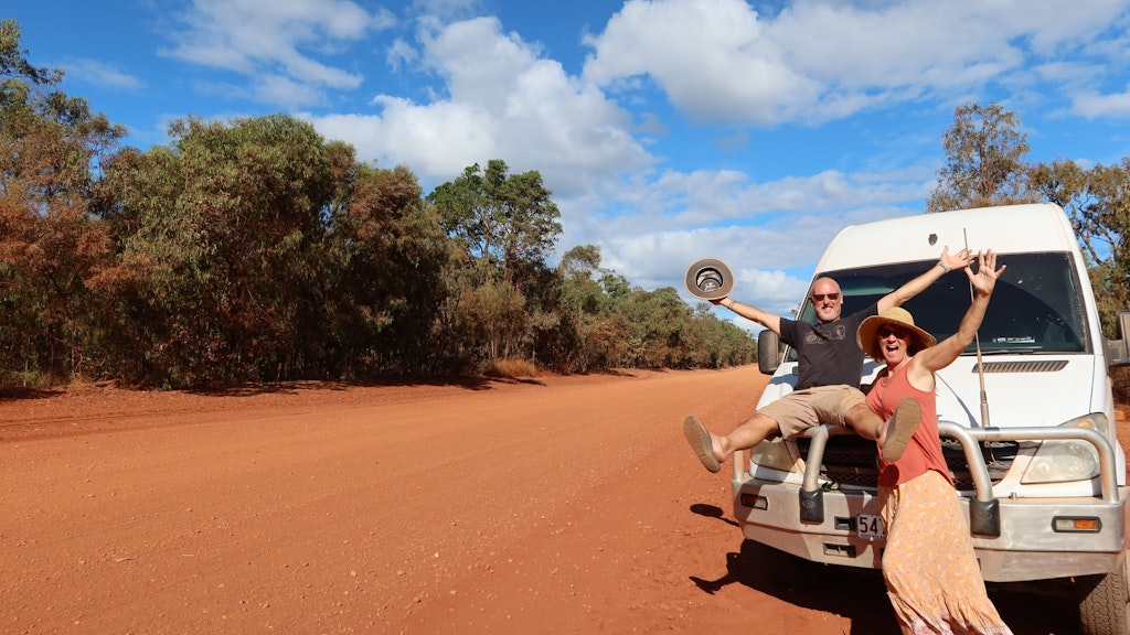 Nigel Tindall (li.) und Sue McLaurin stehen vor ihrem ausgebauten Van in Cape York, in dem sie leben. Die beiden sind Teil der immer größer werdenden „Van Life“-Bewegung.