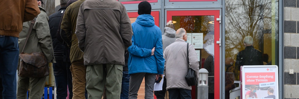 Plötzlich stehen sie Schlange: Im bislang impffaulen Sachsen gibt es wie hier in Pirna einen Ansturm auf Impfmöglichkeiten.