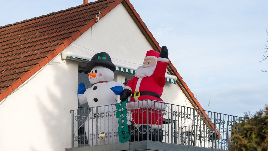 Wer riesige Deko auf dem Balkon aufstellt, muss dafür sorgen, dass sie gut gesichert ist.