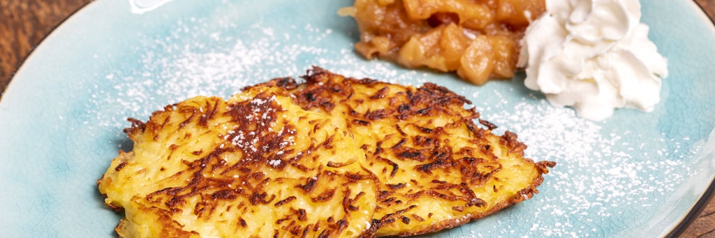 Klitscher schmecken mit Puderzucker, Zucker und Zimt oder Kompott sehr gut.