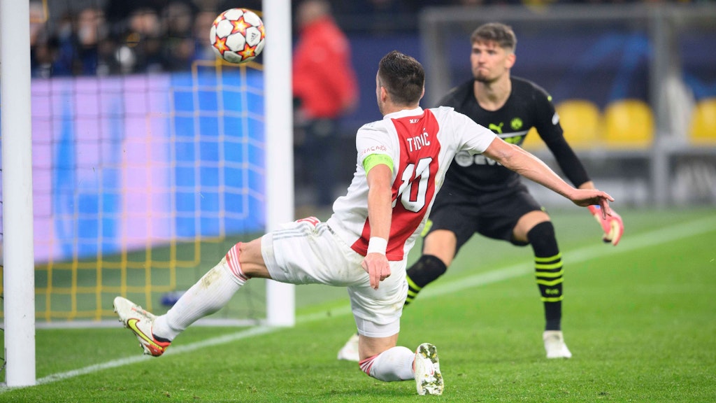 Dusan Tadic trifft für Ajax Amsterdam zum 1:1 im Champions League-Spiel gegen Borussia Dortmund. Dabei rutscht er mit dem Schritt auf den Pfosten zu.