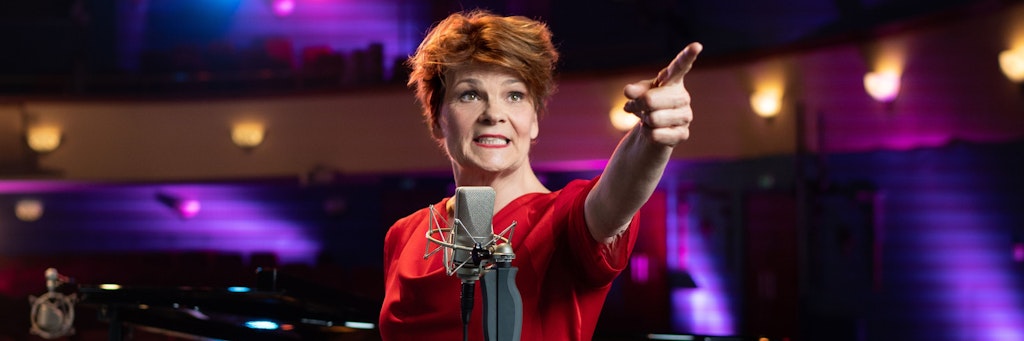 In ihrer Show „Wieder da!“ präsentiert Entertainerin Gayle Tufts neue Songs und große Klassiker. Dieses Mal geht es auch um Penisneid, Politics und Petra Gerster. 