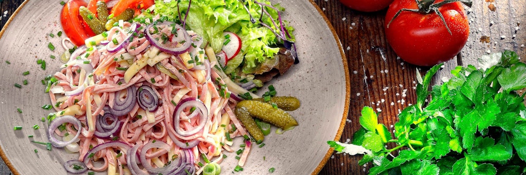 Wurstsalat ist ein Brotzeit-Klassiker - und kann nach Geschmack variiert werden. Hier ist zum Beispiel aus Käse verarbeitet.
