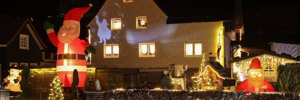 Ein weihnachtlich geschmücktes Haus mit Garten – geht das schon zu weit?