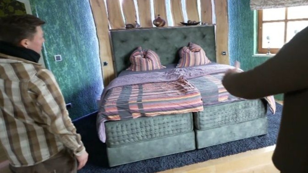 „Bauer sucht Frau“-Ackerbauer Peter lebt in einem Luxus-Haus, sein Bett gleicht einem Thron.