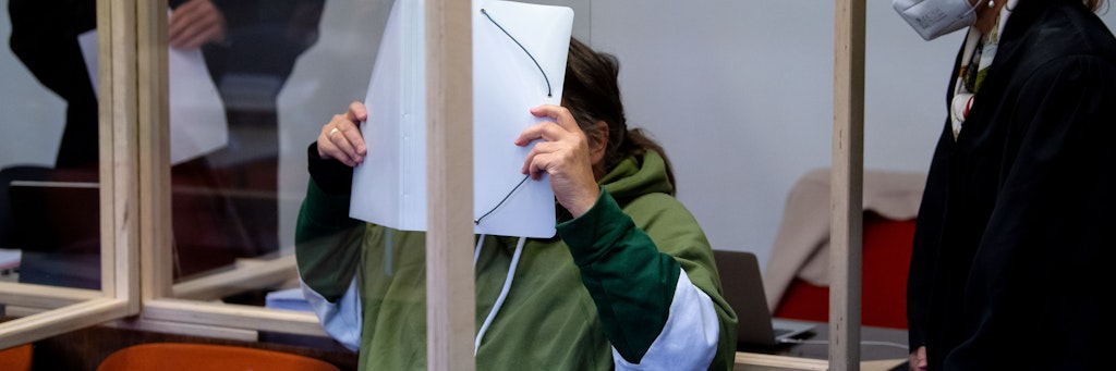Die wegen fünffachen versuchten Mordes beschuldigte Frau sitzt vor Beginn der Verhandlung neben ihrer Anwältin Birgit Schwerdt (re.) im Gerichtssaal.