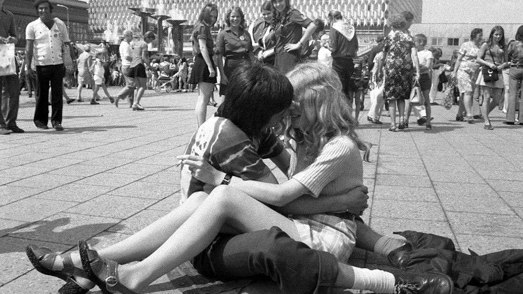 Ein junges Paar, dass sich während der Weltfestspiele der Jugend 1973 auf dem Alex küsst. Der Platz war zu DDR-Zeiten das Schaufenster des Berliner Ostens. 