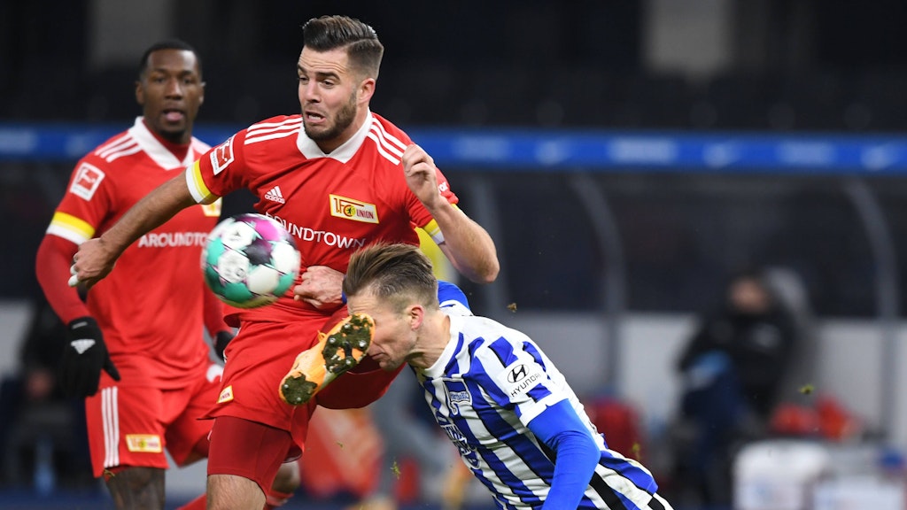 Aua! Im Derby zwischen Union und Hertha geht es immer ordentlich zur Sache. 