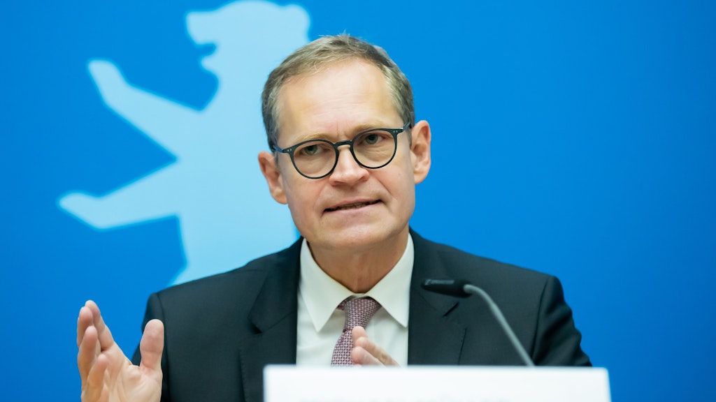 Berlins Noch-Regierender Michael Müller (SPD) rechnet damit, dass die verschärfte 2G-Regel schon ab Wochenende in der Hauptstadt gilt.