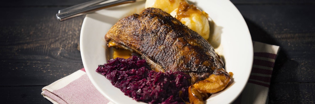 Dieses Rezept für Gänsebrust geht nicht schnell, ist aber jede Minute seiner Zeit im Ofen wert.
