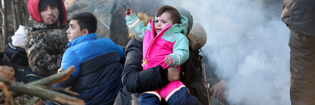 Ein Kleinkind in Kälte und Rauch: Mit Bildern wie diesem verbindet Belarus den verlogenen Appell nach Menschlichkeit, damit mehr Migranten in die EU kommen und dort für politischen Streit sorgen.