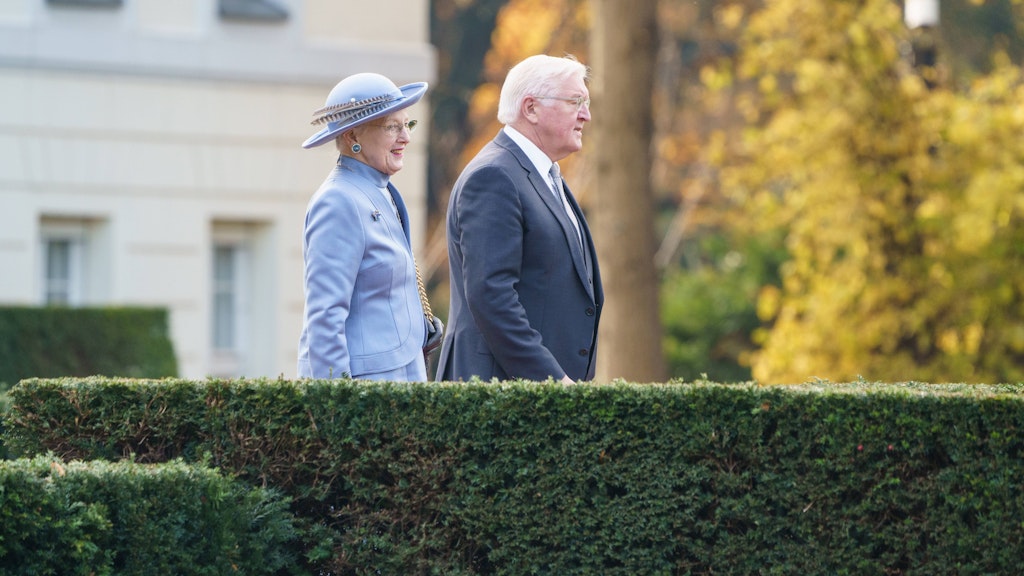 Begrüßung der Königin des Königreiches Dänemark, Margrethe II., und von Kronprinz Frederik mit militärischen Ehren durch den Bundespräsidenten Frank-Walter Steinmeier und dessen Ehefrau Elke Büdenbender.
