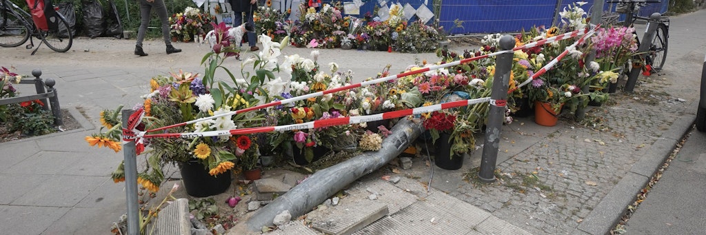 2019 legten Berliner an dem Unfallort Blumen als Zeichen ihrer Anteilnahme nieder.
