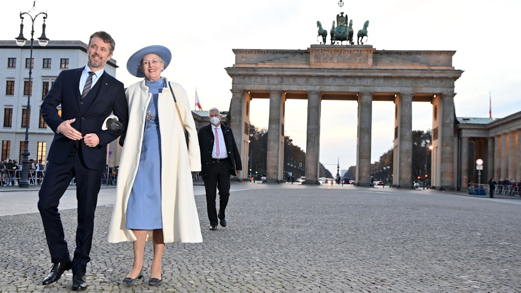 Frederik, Kronprinz von Dänemark und Königin Margrethe II. von Dänemark stehen vor dem Brandenburger Tor. 