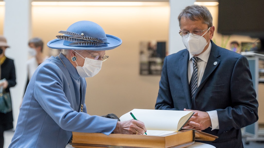 Margrethe II., Königin von Dänemark trägt sich neben Heyo Kroemer, Pharmakologe der Charite, beim Besuch der Charité in das Gästebuch ein. 