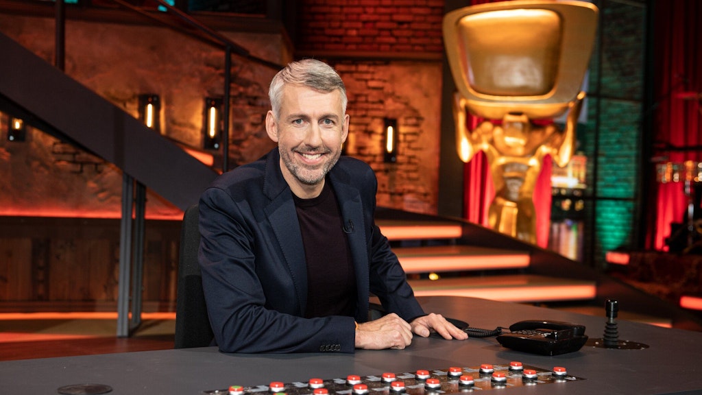 Comedian Sebastian Pufpaff sitzt in der der Kulisse der Comedyshow „TV total“.