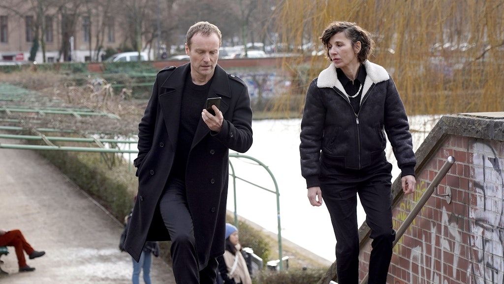 Im neuen Tatort „Die Kalten und die Toten“ kommen sich die Ermittler Nina Rubin (Meret Becker) und Robert Karow (Mark Waschke) auch privat immer näher.