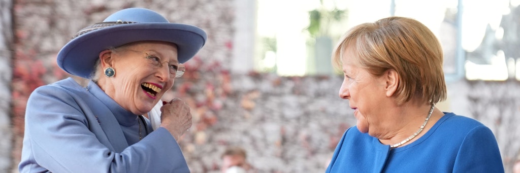 Die geschäftsführende Bundeskanzlerin Angela Merkel (CDU, r), begrüßt Königin Margrethe II. von Dänemark (l) vor dem Kanzleramt.