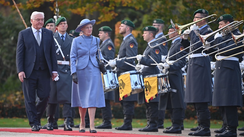 Bundespräsident Frank-Walter Steinmeier begrüßt Margrethe II., Königin von Dänemark mit militärischen Ehren im Park von Schloss Bellevue.