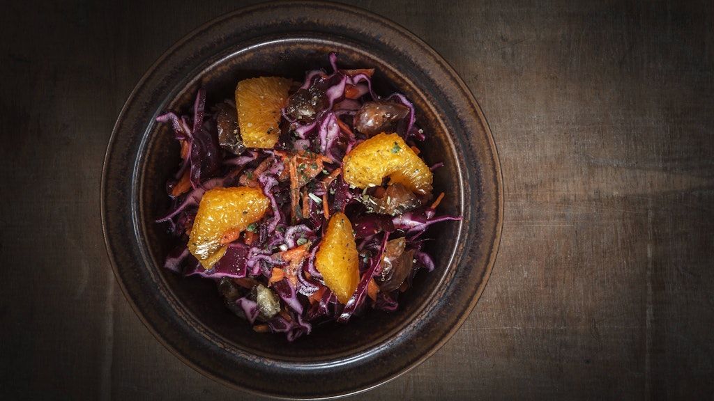 Rotkohl schmeckt in rohem Zustand ganz hervorragend mit Orangen.