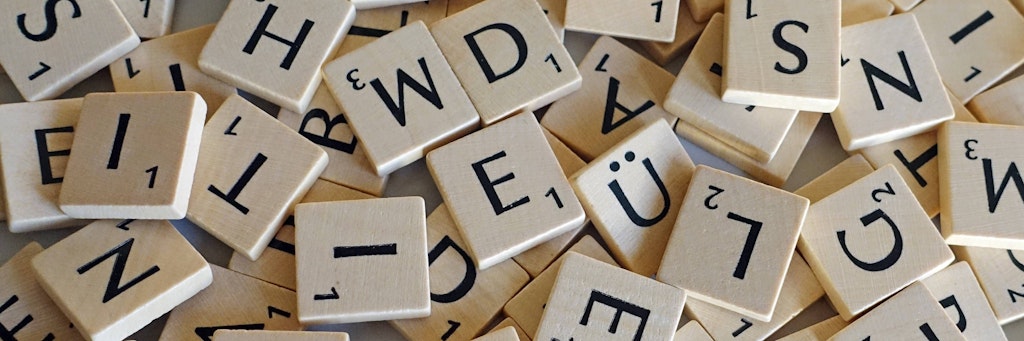 Zum Tag der schlechten Wortspiele hören wir genauer hin, denn schon zwei vertauschte Buchstaben werden schnell zum Wortspiel. 