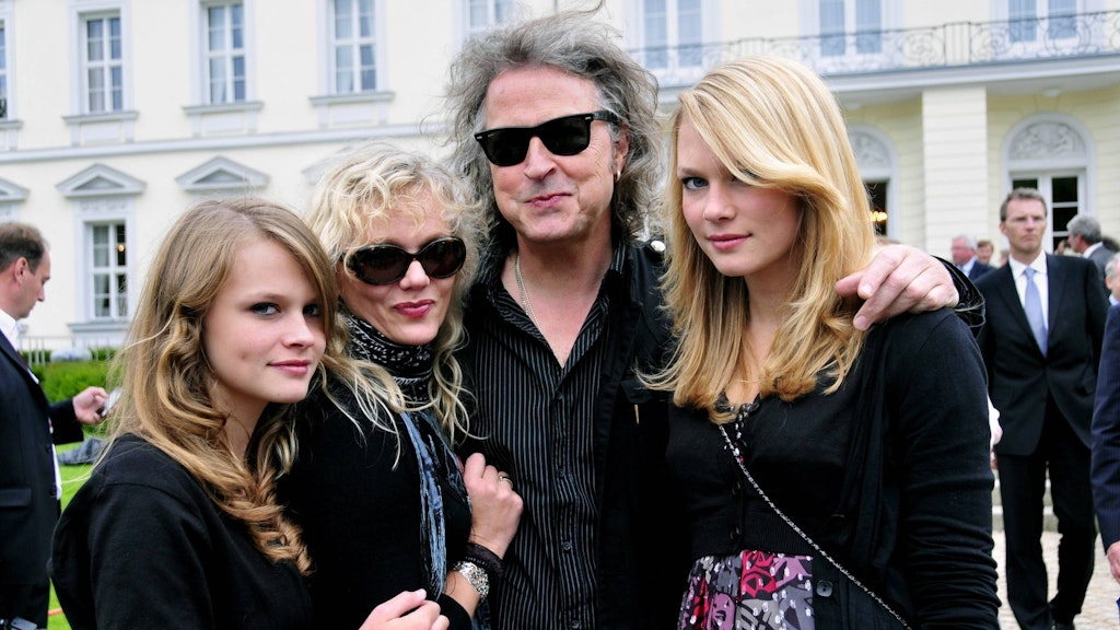Wolfgang Niedecken mit Ehefrau Tina und den Töchtern Joana und Isis (r.) beim Sommerfest des Bundespräsidenten 2009 in Schloss Bellevue.