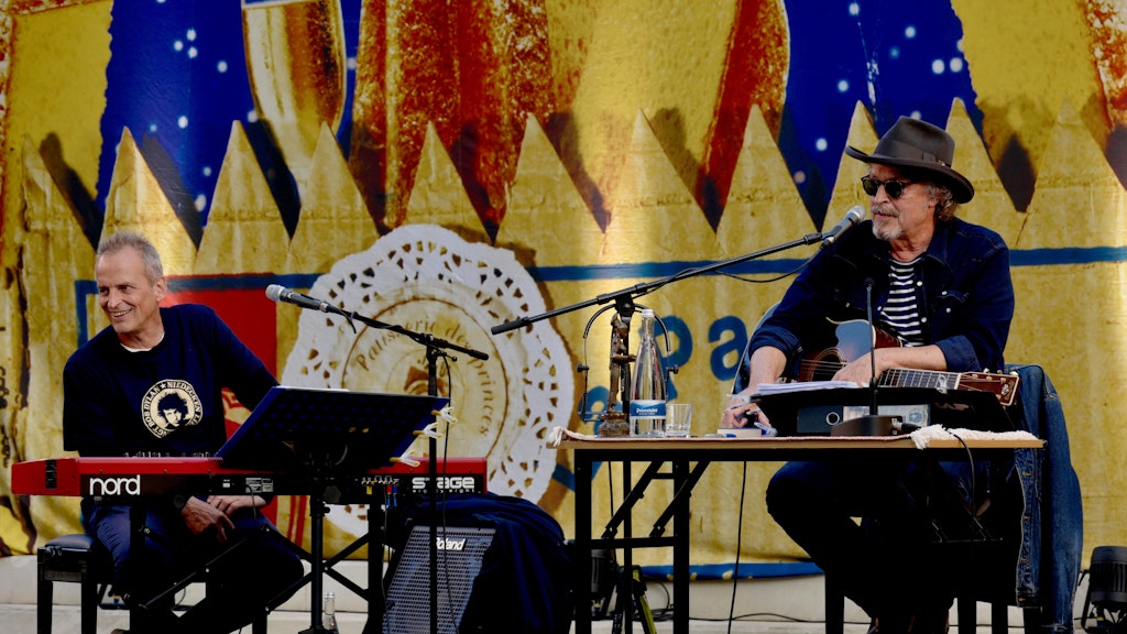 Wolfgang Niedecken von BAP hat bei seiner musikalischen Lesereise Jazzmusiker Mike Herting an seiner Seite. Es geht um Bob Dylan, und er hat dabei ganz offensichtlich den Hut auf.