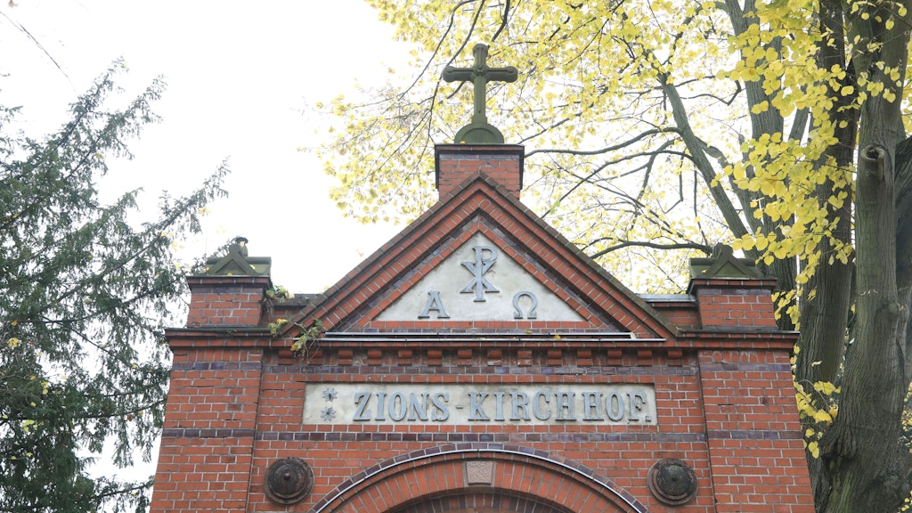 Das Portal des Zions-Kirchhofs an der Pankower Dietzgenstraße. 